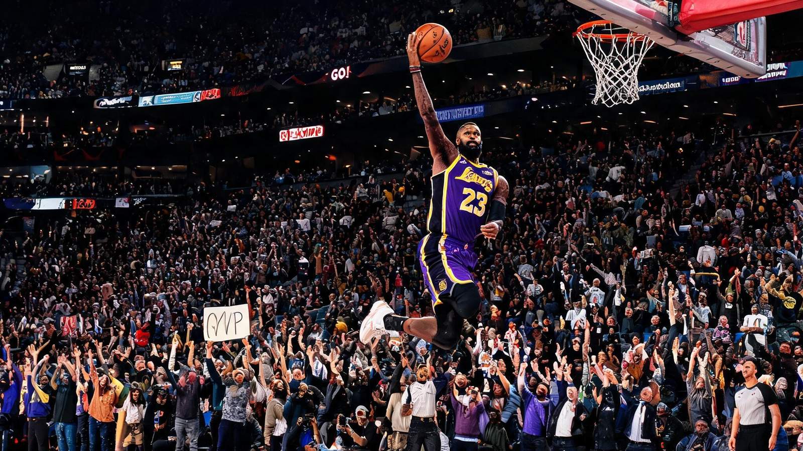 NBA季后赛精彩集锦，球员突破上篮，全场欢呼
